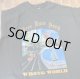 [Mサイズラス1] THREE KNEE DEEP - Wrong World Tシャツ [Tシャツ]